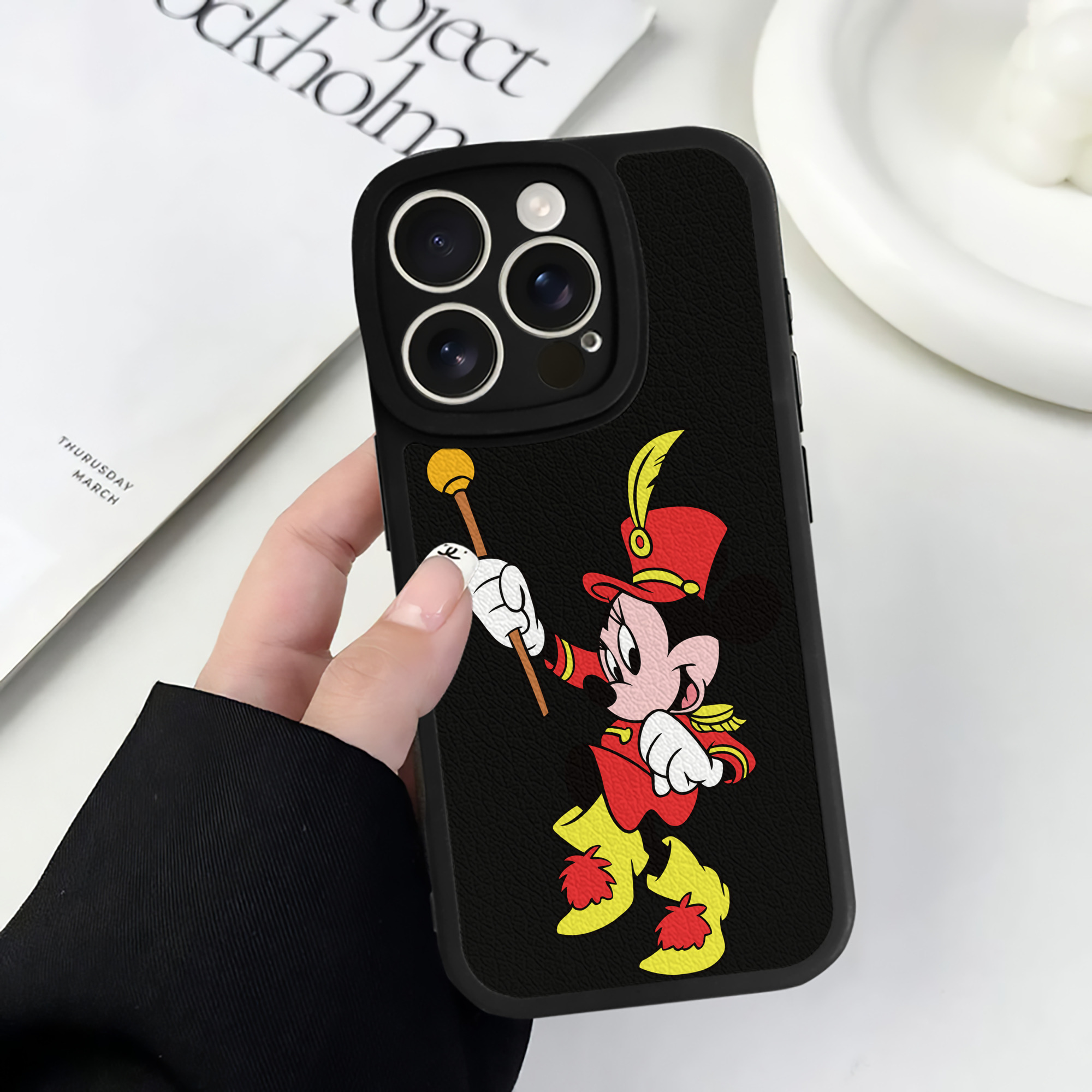 （画像用） ミッキーマウス Mickey Mouse 【iPhone 16シリーズ対応】シリコンスマホケース（レザー調） 材質：シリコン